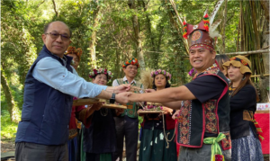 Read more about the article 台東達魯瑪克部落與林管處結盟 簽訂採集、生態旅遊公約
